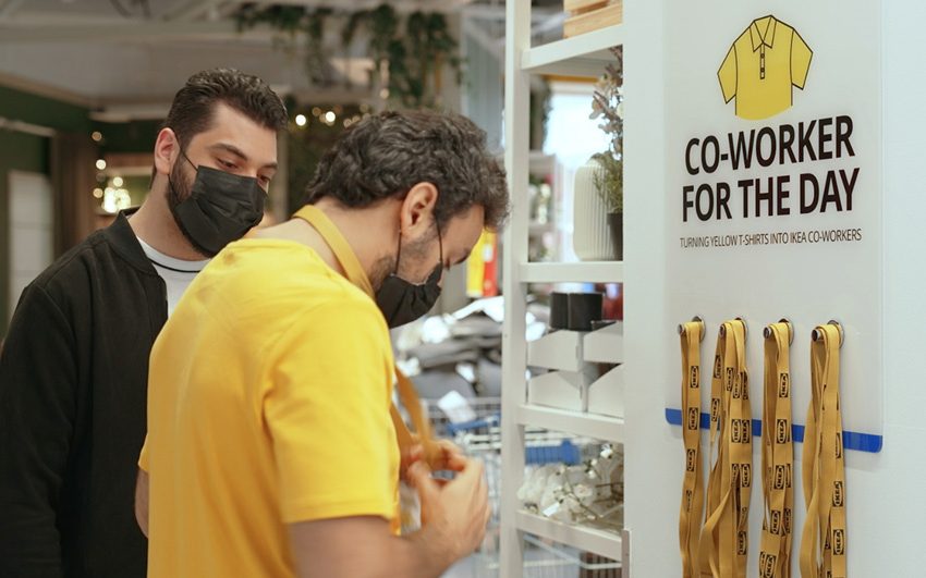  ايكيا توظف العملاء الذين يرتدون القمصان الصفراء في متاجرها ضمن حملة موظف اليوم في ايكيا