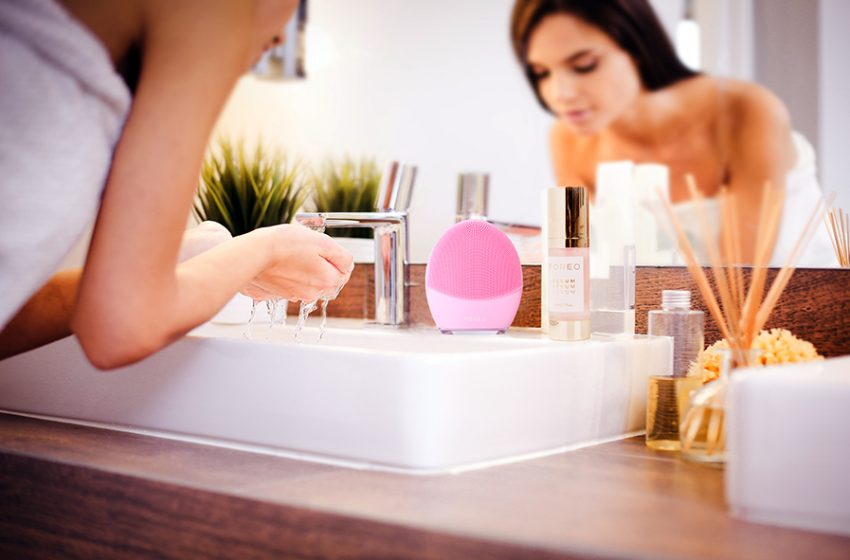 روتين ليلي للعناية بالبشرة مع نجوم FOREO المميزين